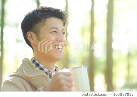 Woman drinking coffee in nature 103897032