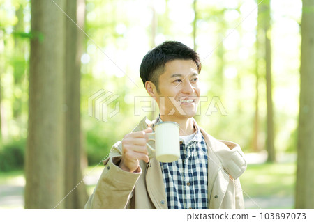 一個人在樹林裡喝咖啡的照片 103897073