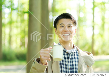 一個人在樹林裡喝咖啡的照片 103897074