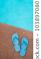 夏天放在泳池邊的沙灘涼鞋 103897080