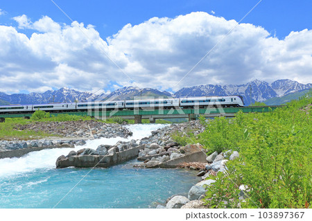 初夏前往白馬山腳下的大糸線特快梓 103897367