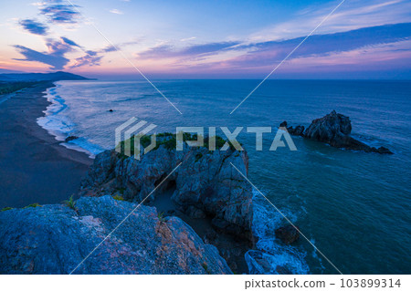 [Tahara City, Aichi Prefecture] Hiinosekimon Beach Scenery Dawn 103899314