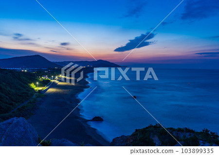 [Tahara City, Aichi Prefecture] Hiinosekimon Beach Scenery Before Dawn 103899335