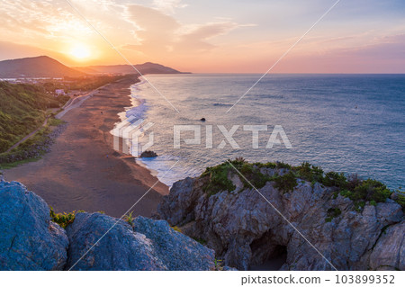 [Tahara City, Aichi Prefecture] Hiinosekimon Beach Scenery Dawn 103899352