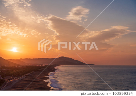 [Tahara City, Aichi Prefecture] Hiinosekimon Beach scene/sunrise 103899354
