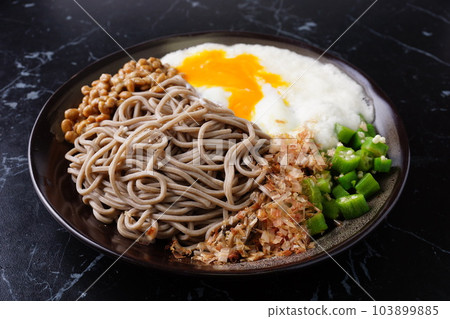 山掛蕎麥麵和秋葵 山掛蕎麥麵和秋葵 103899885