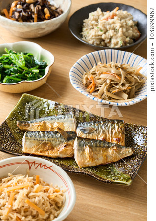 Various Japanese side dishes 103899962