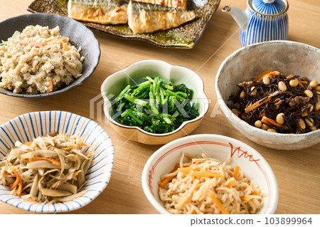 Various Japanese side dishes 103899964