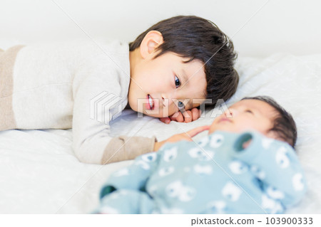 弟弟抱著寶寶睡覺 弟弟抱著寶寶睡覺 103900333