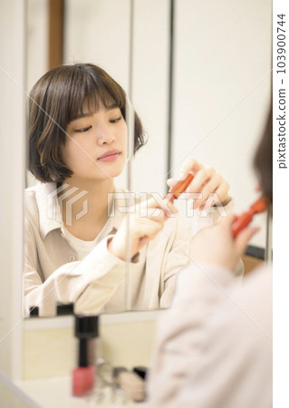 化妝女人的鏡子肖像 103900744