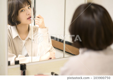 化妝女人的鏡子肖像 103900750