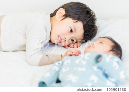 弟弟抱著寶寶睡覺 弟弟抱著寶寶睡覺 103901288