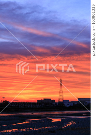 燒紅的朝霞的景色 燒紅的朝霞的景色 103901339