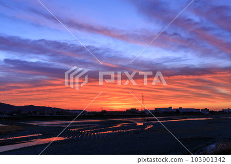 燒紅的朝霞的景色 103901342