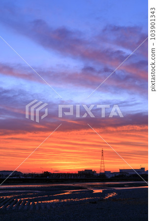 The scenery of the morning glow that burns bright red 103901343