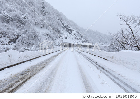 Scenery of Gifu prefecture in midwinter 103901809