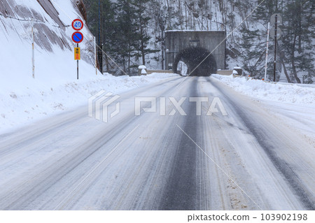 隆冬道路結冰的圖片 隆冬道路結冰的圖片 103902198