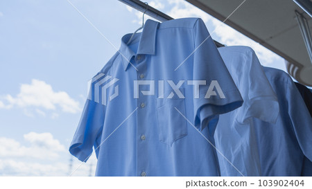 在陽光明媚的日子洗衣服 103902404