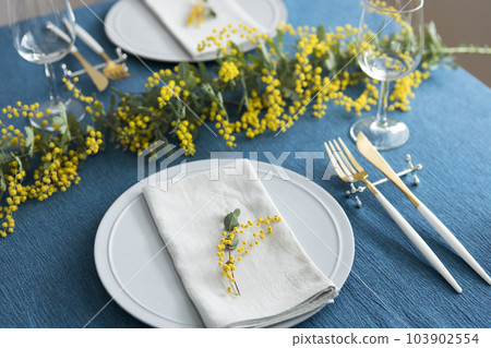 使用含羞草協調餐桌 使用含羞草協調餐桌 103902554