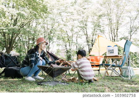 幫助家庭聚會和營地準備工作的兒童和家庭圖片 103902758