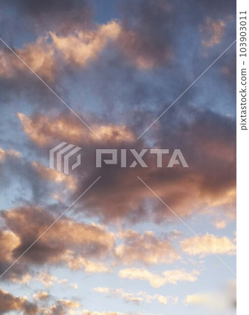 秋天傍晚的天空和雲彩 103903011