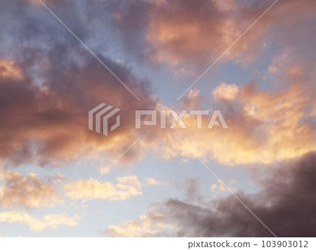 十一月傍晚的天空和雲彩 103903012