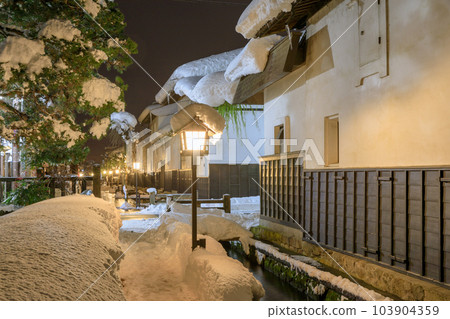 岐阜飛騨古川_白雪皚皚的瀨戶川和白壁土藏街的絕景 103904359