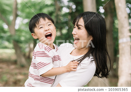 孩子很高興被媽媽擁抱 103905365