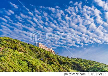 [Tahara City, Aichi Prefecture] Looking up at Irako, beautiful scale clouds and a hotel on the mountain 103905933