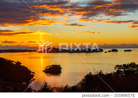 [Natural scenery of Miyagi] Sunrise in Matsushima (first sunrise) 103906578