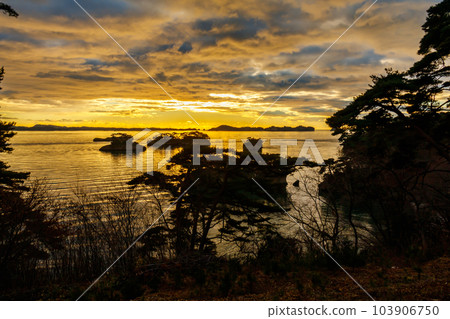 [Natural scenery of Miyagi] Sunrise in Matsushima (first sunrise) 103906750