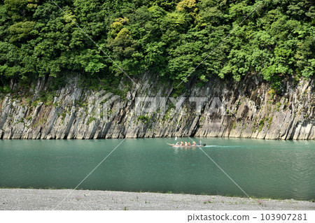 Kumano River Tatami Stones and River Boats (River Kumano Kodo) [Shingu City, Wakayama Prefecture] 103907281