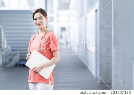 易於用於護士招募的美麗日本女性,看著鏡頭 易於用於護士招募的美麗日本女性,看著鏡頭 103907329