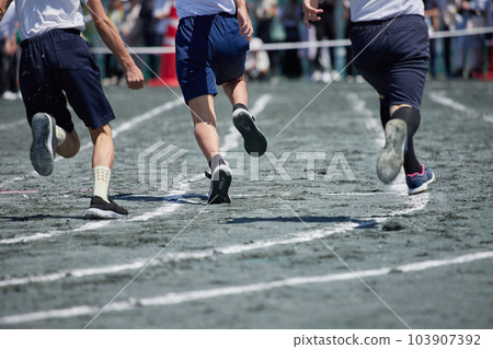 學生在小學運動會上短跑 103907392