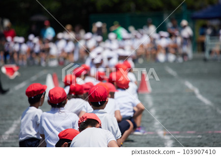 小學運動會學生拔河比賽 小學運動會學生拔河比賽 103907410