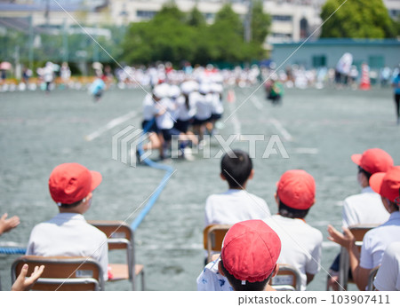 小學運動會學生拔河比賽 小學運動會學生拔河比賽 103907411
