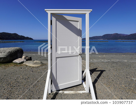 白色的門向大海敞開 白色的門向大海敞開 103907737