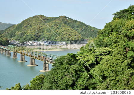 Tanzaku Castle Ruins and Kumano River (over which the Kisei Main Line runs) [Shingu City, Wakayama Prefecture] 103908086
