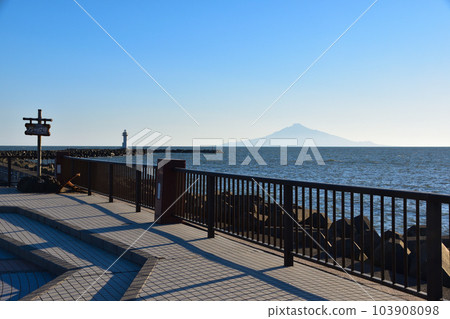 從野寒風岬看利尻島 從野寒風岬看利尻島 103908098