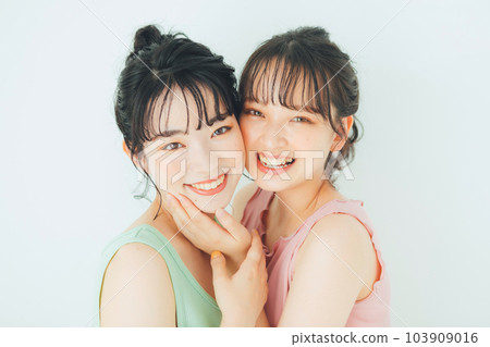 Female Beauty 2 people 103909016