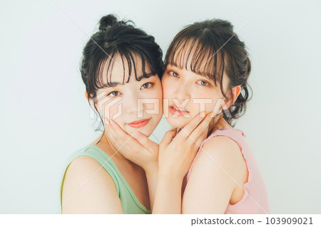 Female Beauty 2 people 103909021