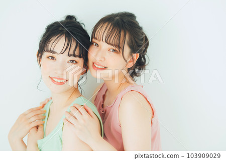 Female Beauty 2 people Female Beauty 2 people 103909029