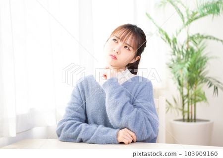 年輕女子在她的房間裡思考 103909160