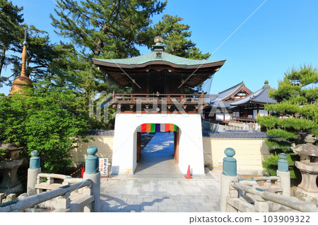 [香川縣]四國聖地“第75 Fudasho”宗本山善通寺（塔紀念塔和Shogakumon Gate） 103909322