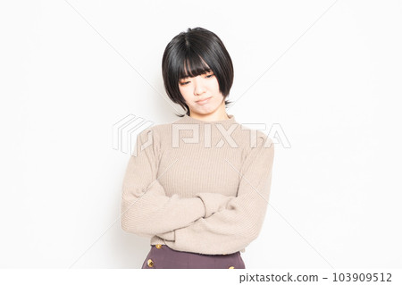 一個在白色背景前思考的年輕女人 一個在白色背景前思考的年輕女人 103909512