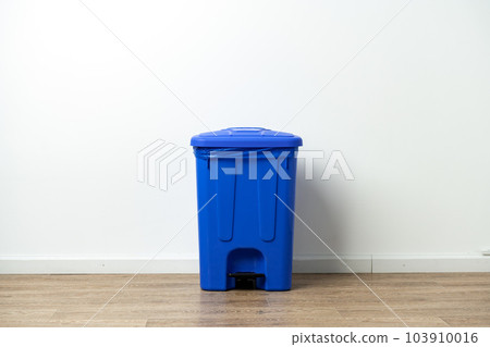 Plastic waste bin with a lid in the room 103910016