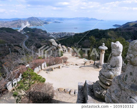 從白瀧山眺望瀨戶內海的冬季景色(廣島縣尾道市因島) 從白瀧山眺望瀨戶內海的冬季景色(廣島縣尾道市因島) 103910332