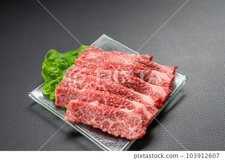用於烤肉的黑毛和牛牛肩腰肉 103912607