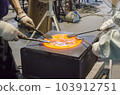 Making plates in a glass workshop 103912751