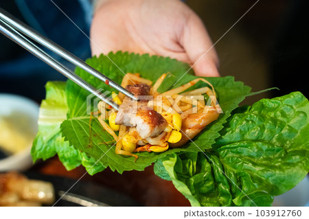 black pork korean food cuisine iron plate restaurant 제주흑돼지 Pan fried black pork black pork 103912760